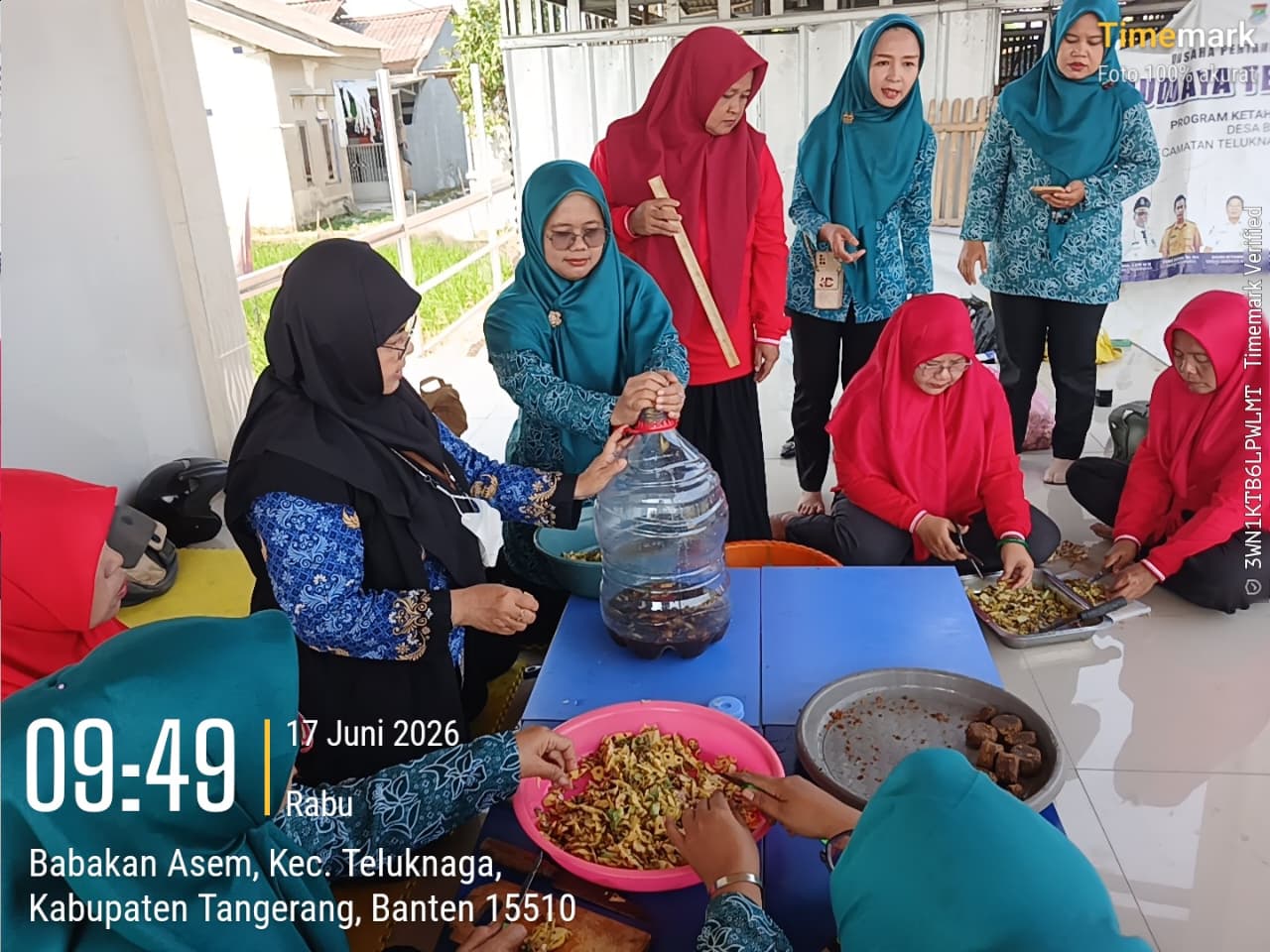 SOSIALISASI PEMBUATAN ECO-ENZYME DARI BAHAN SISA KULIT BUAH ATAU SAYURAN RUMAH TANGGA KWT SEKAR ARUM 
