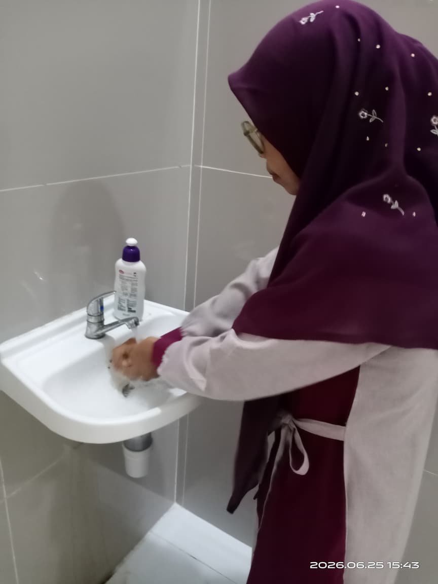 Mencuci Tangan Dengan Air Bersih dan sabun