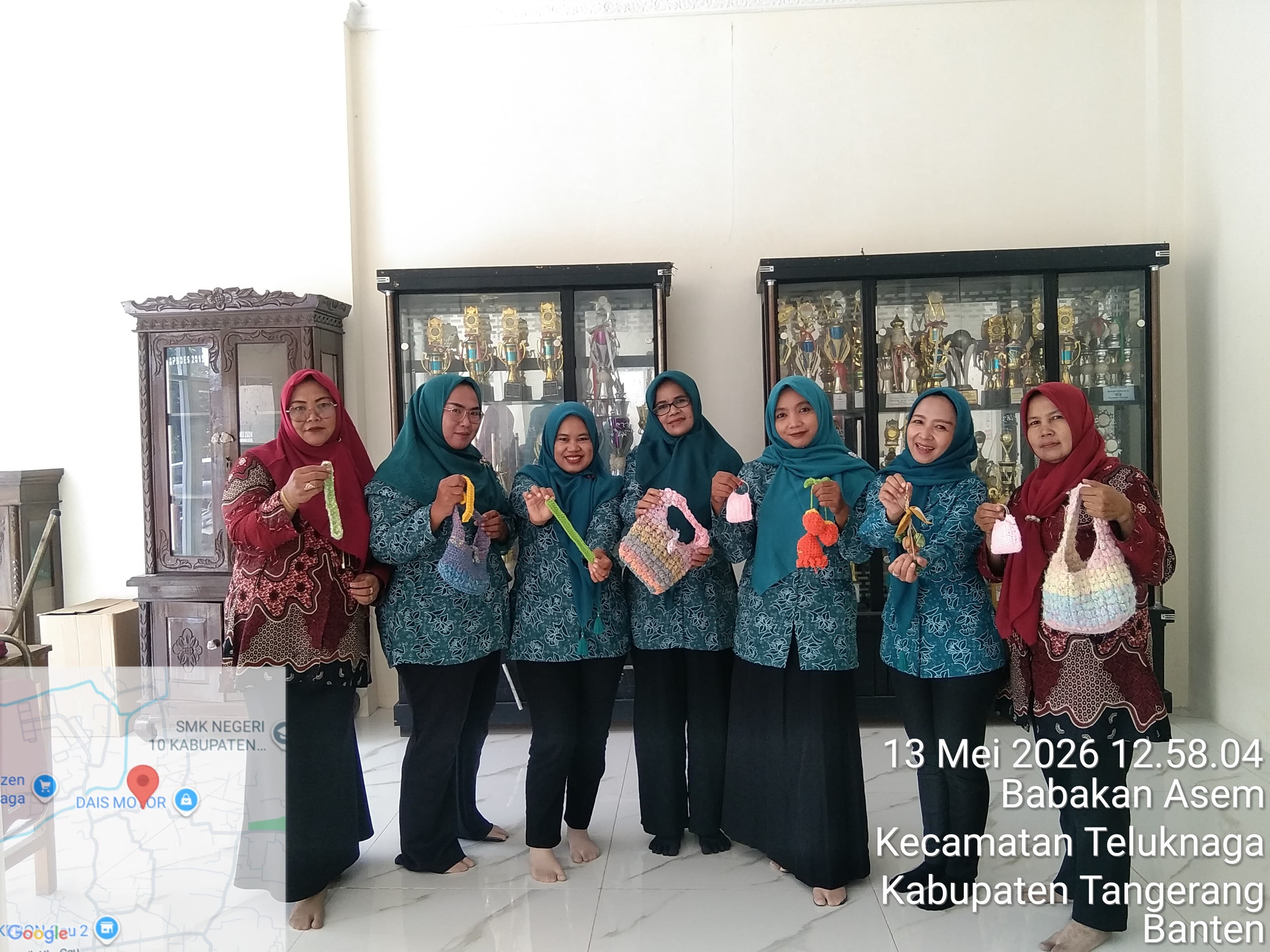 Membuat kerajinan tangan dari benang wol