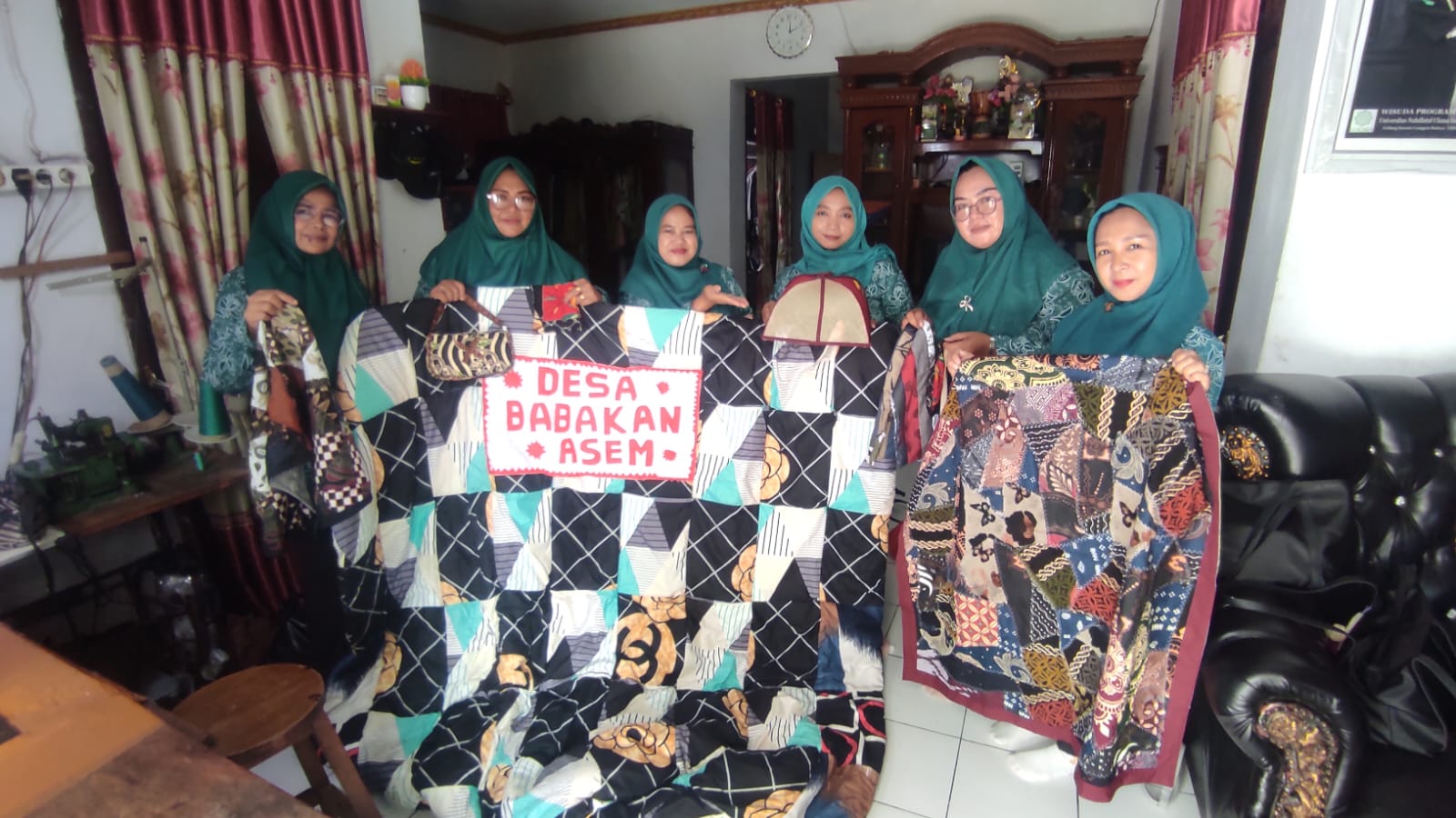 KEGIATAN MEMBUAT  KERAJINAN TANGAN DARI KAIN PERCA