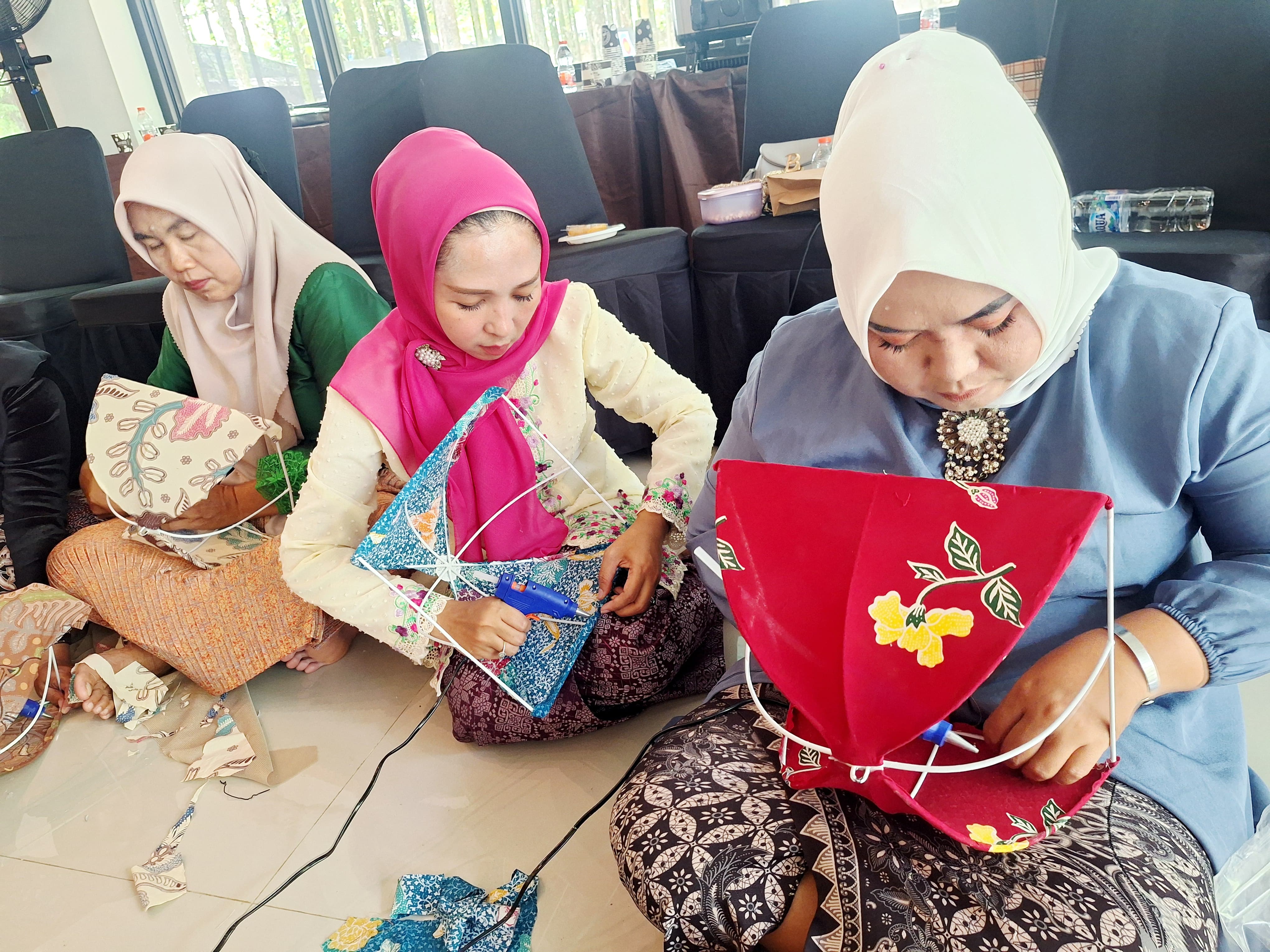 Membuat kerajinan dari kain perca